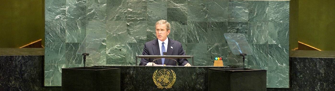 Yhdysvaltain presidentti George W. Bush puhuu YK:n yleiskokouksessa vuonna 2003. Kuva: YK-kuva/Michelle Poiré.